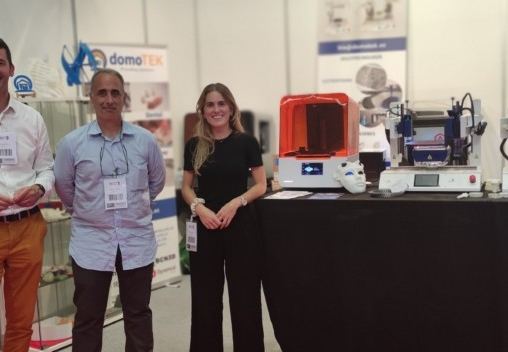 Equipo de Domotek en un stand