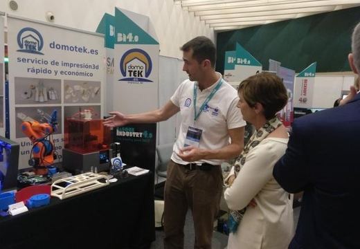 Stand de Domotek en una feria industrial