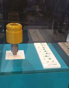 Vitrina con piezas impresas en 3D en una feria