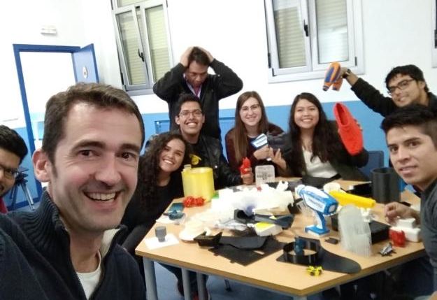Grupo en un curso de impresión 3D