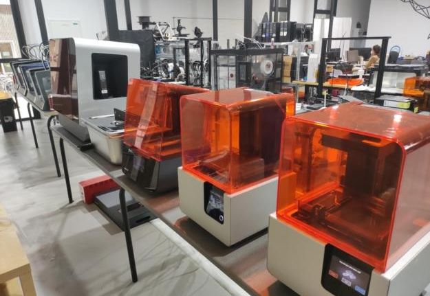 Impresoras 3D de resina en el taller de Domotek