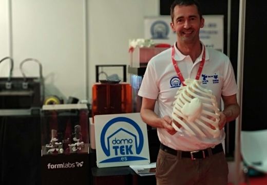 Domotek en una feria con una pieza impresa en 3D