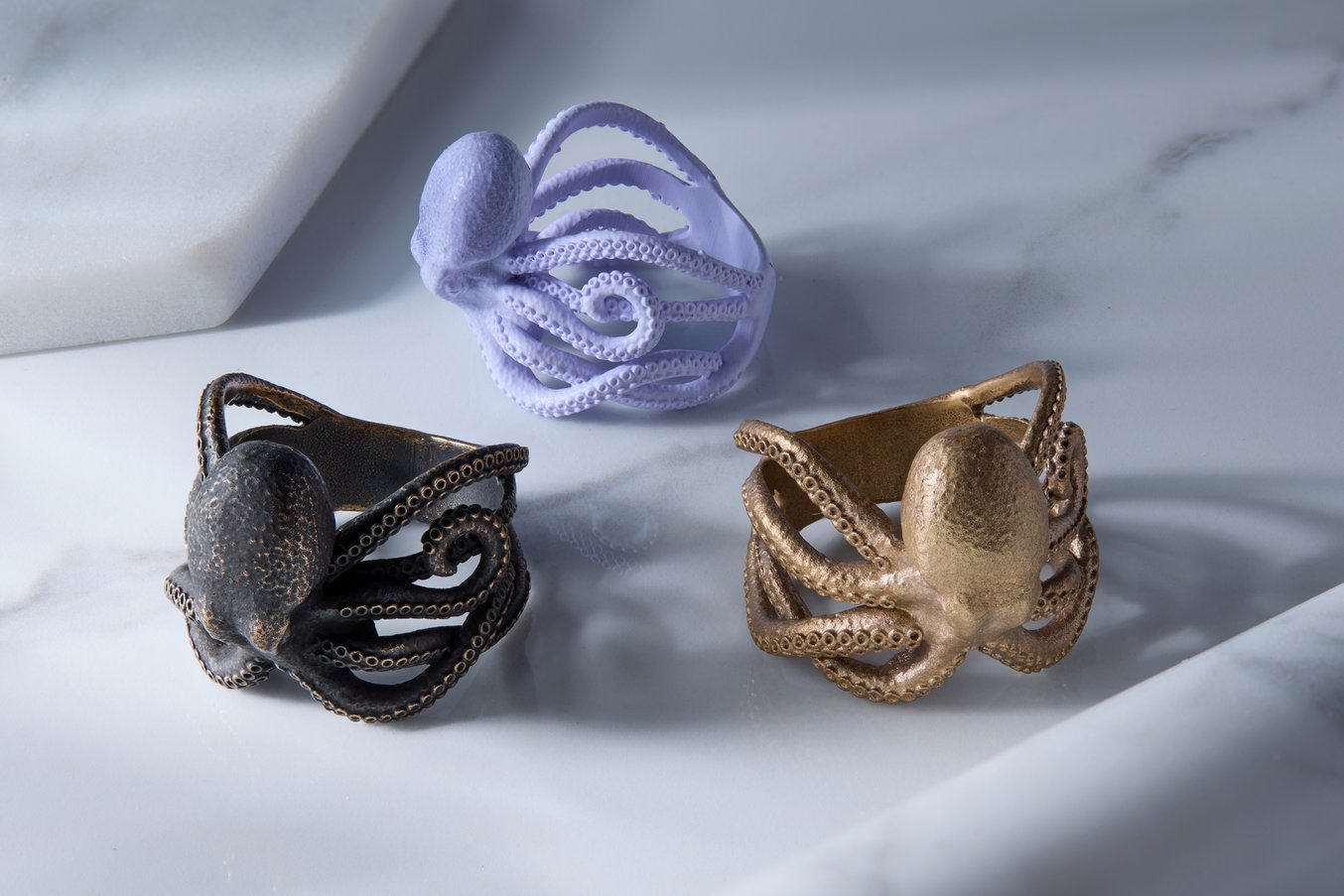 El mismo anillo, en modelo impreso y ya fundido en metal.