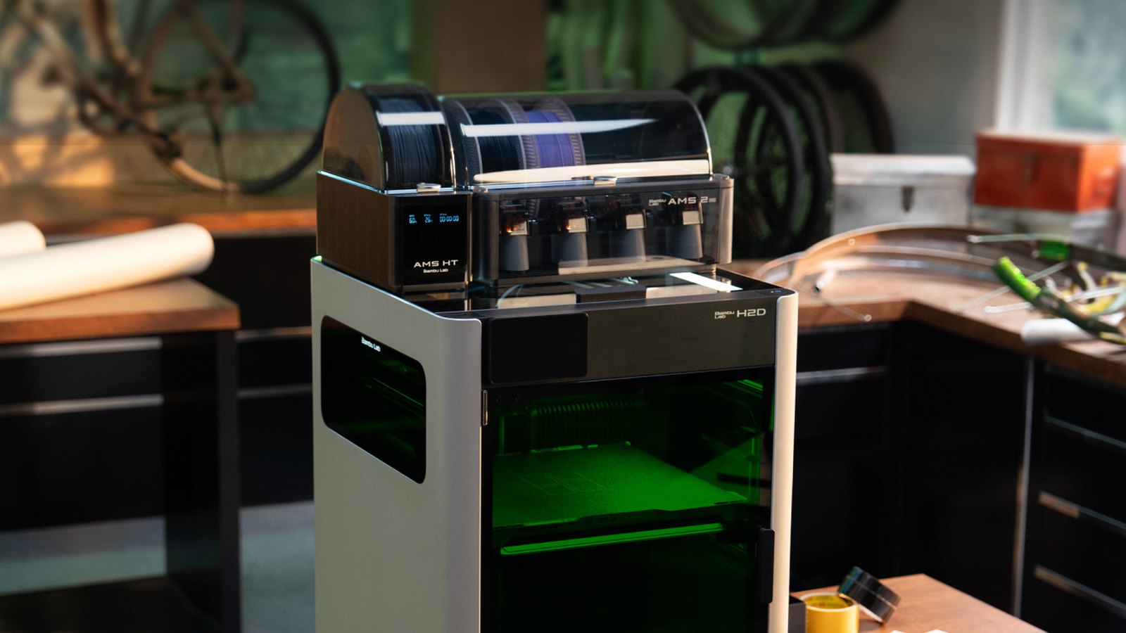 Impresora 3D Bambu Lab H2D con unidades AMS 2 Pro y AMS HT en un taller