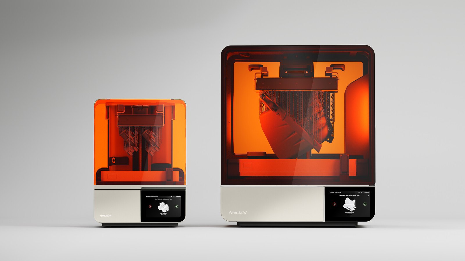 Impresoras 3D Formlabs Form 4 y Form 4L una al lado de la otra, mostrando la diferencia de tamaño