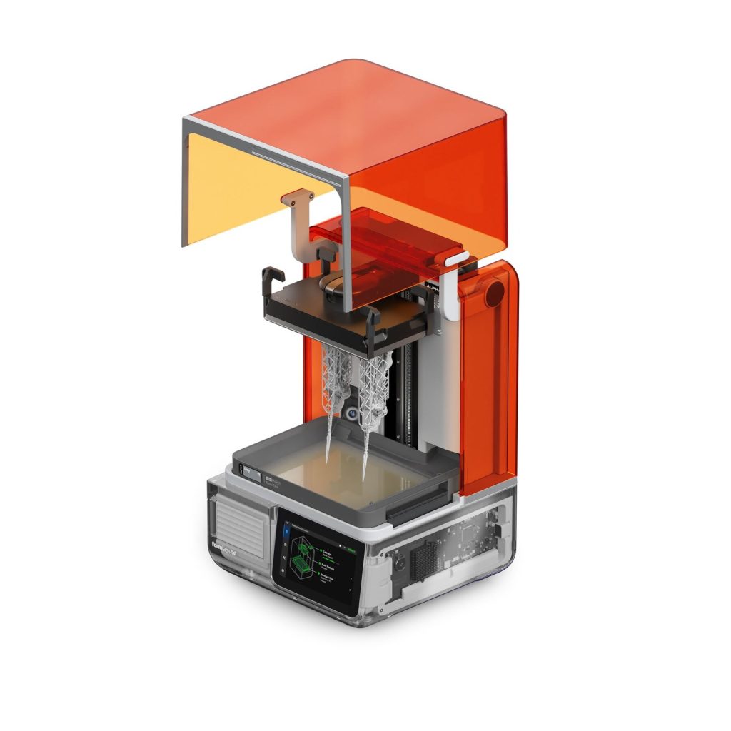 Interior de la Form Studio 1 de Formlabs con el tanque de resina y la base de impresión